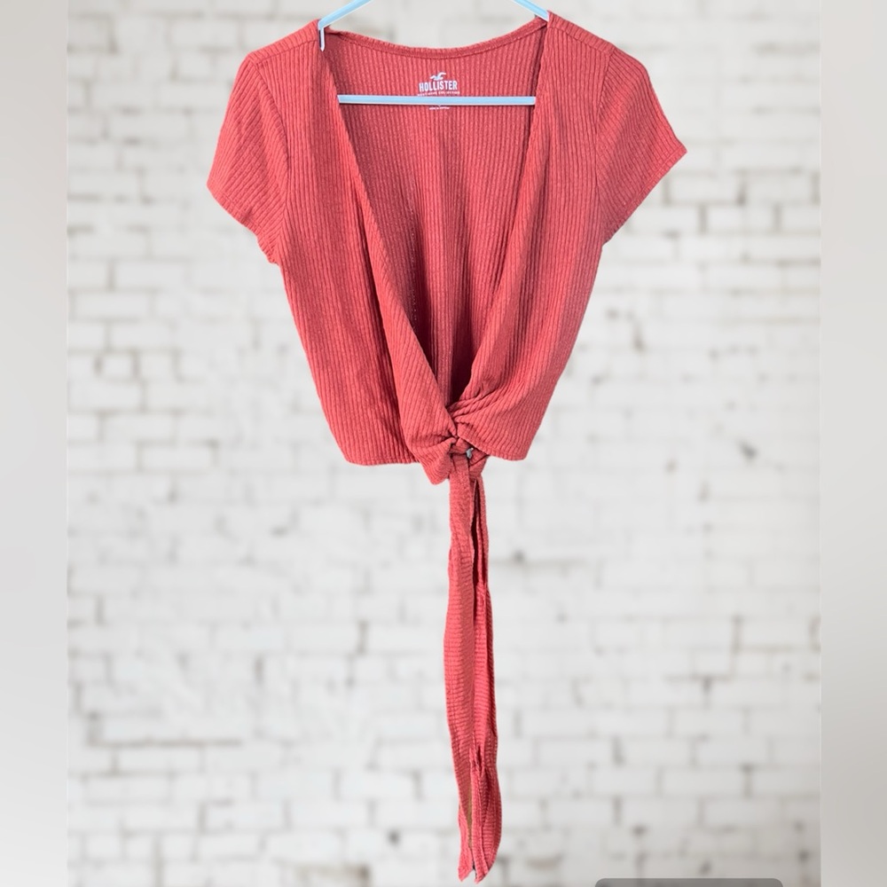 Hollister Must Have Collection Knit Top with Tie Closure. Size Medium. NWT.